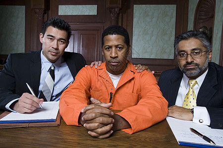 在法院有刑事法官的律师法庭黑发法庭室桌子法制囚犯半身黑人制服法律图片