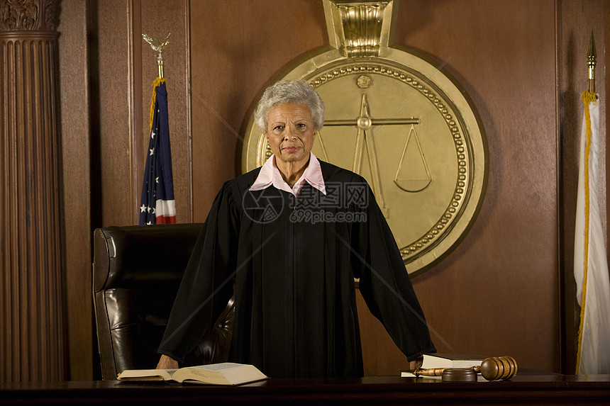女法官在法庭肖像中出庭命令权威中年法院黑人头发法律锤子法庭室防御图片