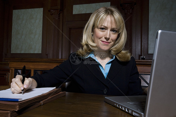 从事法庭肖像工作的妇女微笑人士活动惩罚法庭室头发中年律师长发商务图片