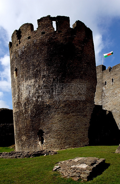 威尔士Caerphilly城堡的废墟天空吸引力堡垒王国门房城墙国家防御旅行蓝色图片