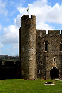 威尔士的Caerphilly城堡旅行建筑学蓝色反射纪念碑防御堡垒建筑安全门房图片