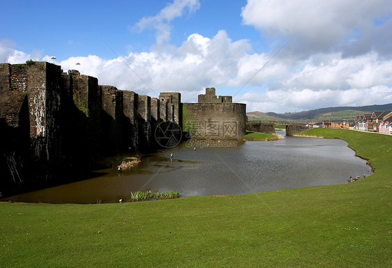 威尔士Caerphilly城堡的废墟王国吸引力纪念碑旅行建筑学门房天空蓝色反射城墙图片