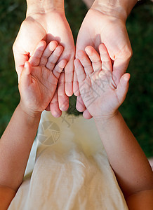 举手儿童孩子手掌女儿后代卫生母亲皮肤家庭保健童年图片