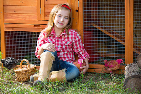 养鸡场有鸡鸡的农牧业女农民母鸡压痛后院女性篮子鸡笼眼睛家禽孩子蓝色图片