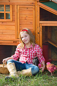 养鸡场有鸡鸡的农牧业女农民栖息地饲养员微笑童年金发幸福压痛动物女性眼睛图片