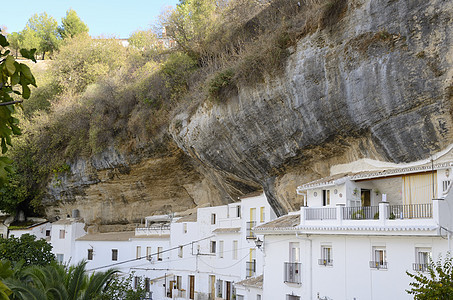 建在岩墙的房屋图片