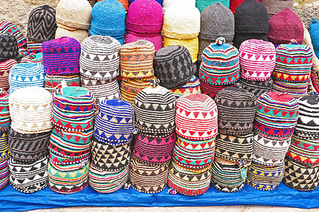 在摩洛哥非洲市场上销售的彩色羊毛帽数量众多图片