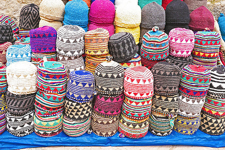 在摩洛哥非洲市场上销售的彩色羊毛帽数量众多背景图片