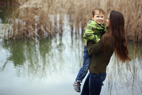 户外有孩子的母亲闲暇童年男生儿子静物季节母性天气情绪父母图片