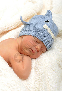 戴鲨鱼帽子的新生婴儿图片