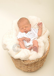 新生儿或婴儿在篮子中睡觉图片