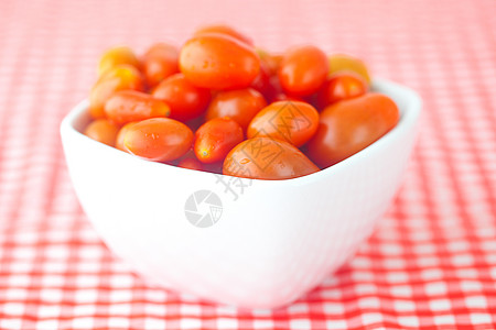 樱桃西红柿 在彩衣布质碗里市场民众花园蔬菜生产烹饪饮食食物植物收成图片