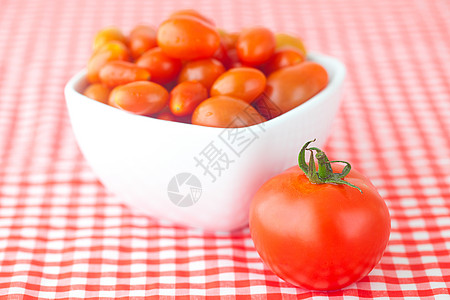 樱桃番茄和西红柿在彩衣碗中生产水果营养格子食物国家植物市场盘子烹饪图片