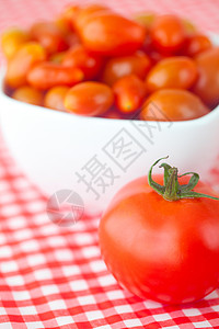 樱桃番茄和西红柿在彩衣碗中格子饮食水果市场国家蔬菜盘子植物生产营养图片