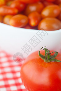 樱桃番茄和西红柿在彩衣碗中饮食水果国家市场格子烹饪生产收成盘子织物图片