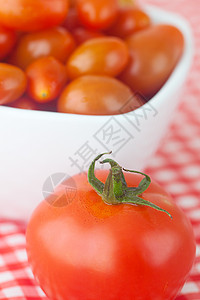 樱桃番茄和西红柿在彩衣碗中烹饪市场饮食花园织物食物格子国家植物生产图片