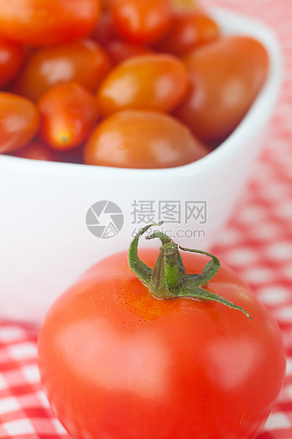 樱桃番茄和西红柿在彩衣碗中烹饪市场饮食花园织物食物格子国家植物生产图片