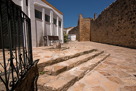 西班牙安达卢西亚哈恩省萨比奥特穆德哈尔墙旁的台阶图片