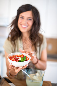 年轻妇女做生菜甜点棕色冰淇淋水果厨房成人陶瓷家庭混血儿食物头发图片