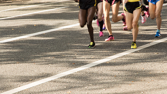 马拉松肌肉跑步赛跑者女性身体人群耐力体育竞赛运动图片