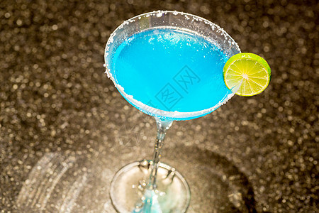 鸡尾酒黄色茶点白色薄荷派对蓝色反射酒精柠檬玻璃图片