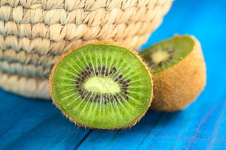 Kiwi 水果异国篮子小吃食物绿色浆果情调热带蓝色水平图片