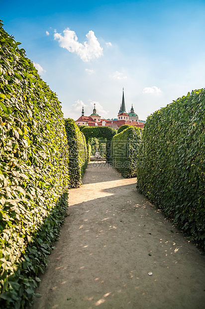布拉格沃伦斯坦宫孔雀花园雕像美化房子天空建筑学栅栏历史建筑物绿色衬套图片