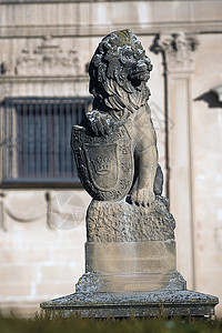 西班牙乌贝达 佩戴盾牌的里昂雕塑图片