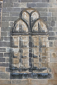 在西班牙乌贝达的石墙上仿照哥特式窗户图片