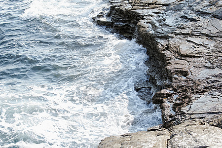 岩石海滩和巨浪支撑石头晴天波浪海浪蓝色天空海岸线海洋海岸图片
