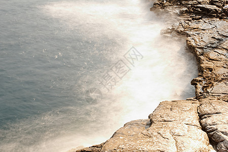 岩石海滩和巨浪海岸线风景海浪海洋波浪天空晴天海岸石头蓝色图片