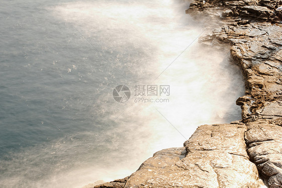 岩石海滩和巨浪海岸线风景海浪海洋波浪天空晴天海岸石头蓝色图片