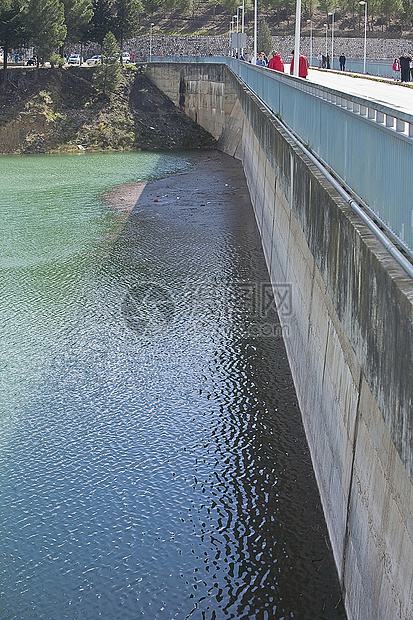 西班牙科尔多瓦省伊兹纳贾尔障碍自然保护区水电资源石头活力堤防工程死水贮存图片