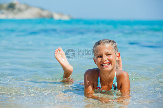 游泳的可爱女孩喜悦海滩幸福护腕浮潜闲暇海岸孩子潜水太阳图片