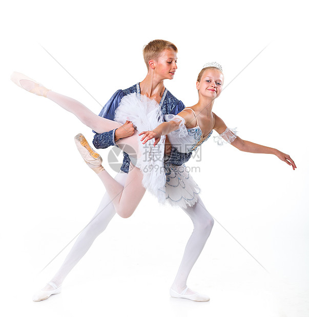 几个芭蕾舞者装扮短裙姿势衣服工作室艺术女士男人戏服裙子运动图片