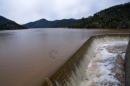 Jandula镇 在雨雨几个月后将水排出 西班牙Jaen店铺石头工程死水堤防水文权力水资源建筑学液压图片