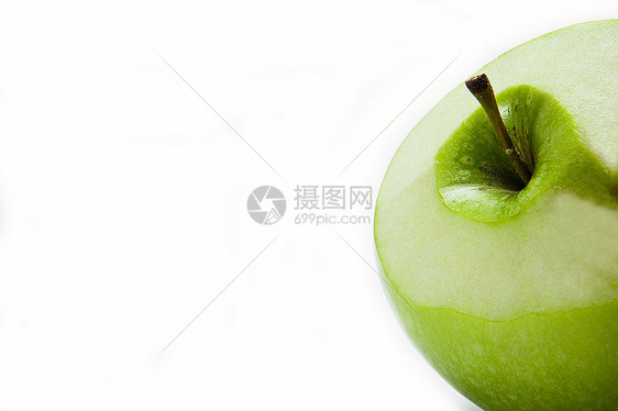 绿色苹果在白色背景上被剥开的鲜皮图片