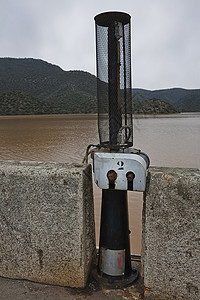 开放和特写西班牙附近的Jandula水库大门的机制店铺活力水电水资源自然保护区堤防工程建筑学贮存石头图片