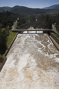 西班牙安达卢西亚州科尔多瓦附近Guadiato河Nuevo 的温泉下大雨后 将水排流至瓜迪亚托河图片