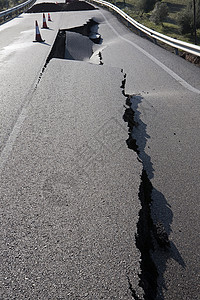 西班牙安达卢西亚哈恩的柏油路因山体滑坡而出现裂缝问题计划画线失败策略损害诚信坑洞违约破坏者图片