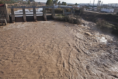 西班牙Jaen省Mengibar大坝全景 西班牙堤防工程水电液压障碍水资源死水店铺石头自然保护区图片