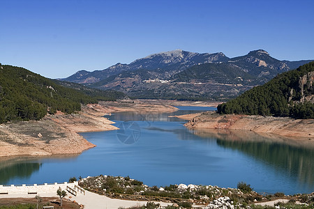 西班牙Jaen省Tranco水库占其能力一半的全景 分布在西班牙Jaen省淡水公司活力障碍水电延伸自然保护区贮存堤防运输图片