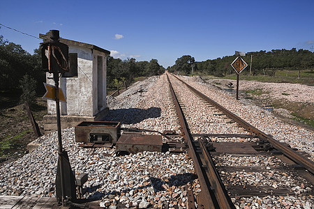 从科尔多瓦到西班牙科尔多瓦附近埃斯皮埃尔市Almorchon的废弃铁路线轨道信令工程铁路信号建筑学方式火车图片