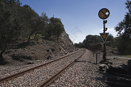 从科尔多瓦到西班牙科尔多瓦附近埃斯皮埃尔市Almorchon的废弃铁路线信令火车方式工程建筑学轨道信号铁路图片