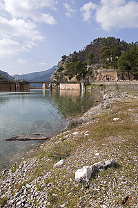 西班牙Jaen省Tranco水库占其能力一半的全景 分布在西班牙Jaen省石头店铺死水权力活力堤防工程液压建筑物建筑学图片