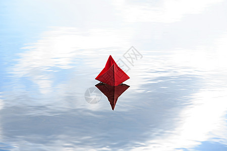 红纸船自由水面运输海浪蓝色红色波纹帆船寂寞空气图片
