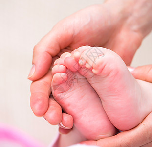 婴儿脚新生医生按摩手指皮肤父母家庭女儿身体童年图片