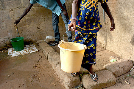 非洲非洲儿童龙头盆地第三世界口渴干旱贫困孩子塑料来源图片
