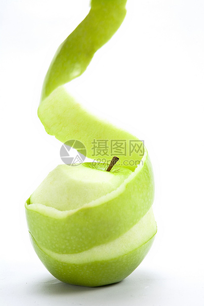 绿苹果在白色背景上被孤立剥开图片