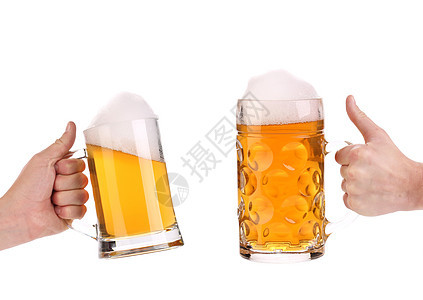 手里拿着两个满杯啤酒的杯子气泡液体酒吧金子食物泡沫酒精琥珀色饮料流动图片